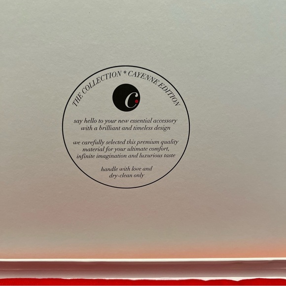 NEW THE COLLECTION CAYENNE Edition 70% CASHMERE 30% SILK RED SCARF w/ Box - Picture 2 of 3